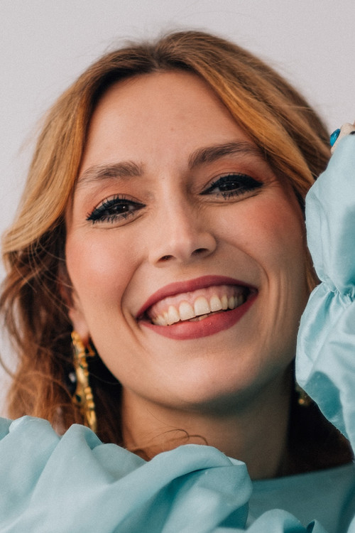 Ana Bacalhau as A cantora