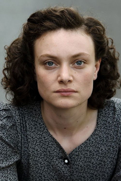 Alina Heipe as Nelly