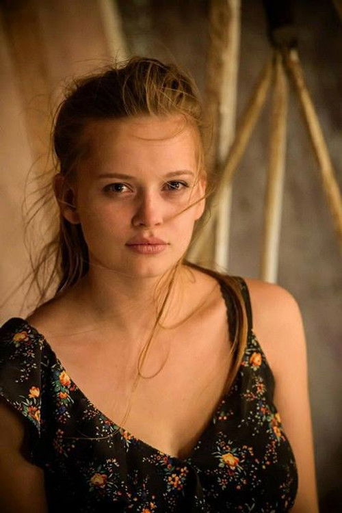 Laura Renoncourt as Léna Ubieta