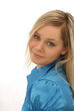 Alena Korneva as Валя Шварц