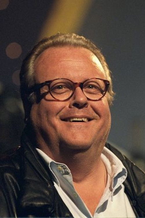 Guus Verstraete jr. as Robin the Robot (Voice) / Reporter / Hotel employee