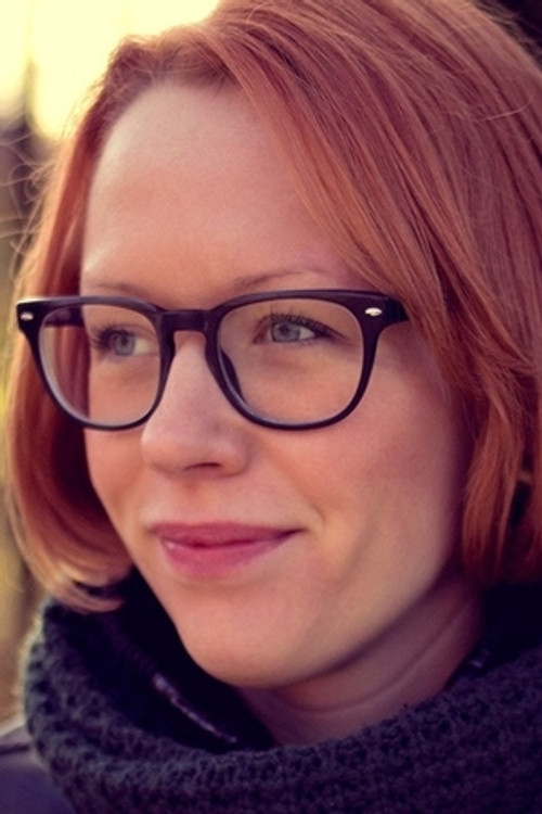 Moa Junström as Moa/Narrator