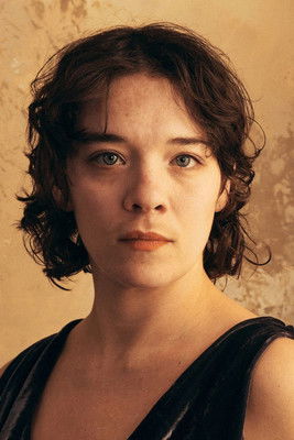 Leonie Buysse as Julia