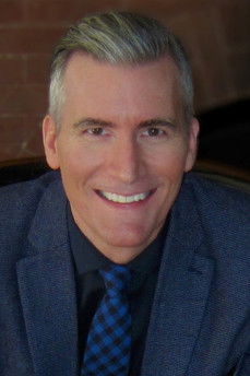 Vince Parenti as Officer Vic Damone