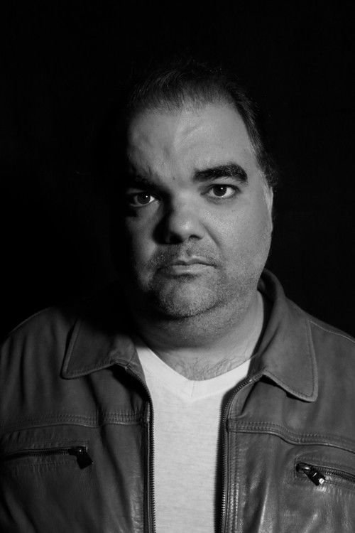 Pablo Valdés as Cantante