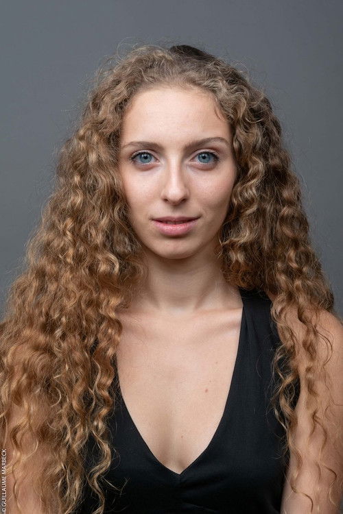 Andréa Deronzier as Chloé