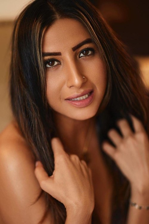 Hansi Parmar as Manyta