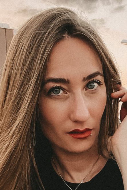 Rufina Neumann as Moni