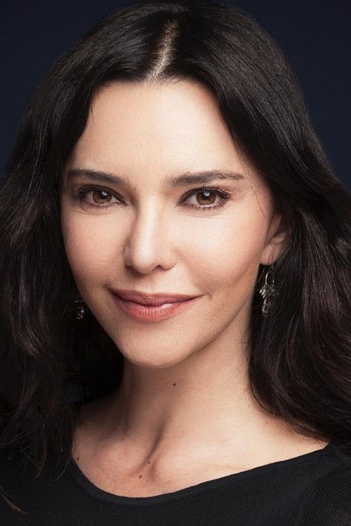 Hande Ataizi as Mağdure