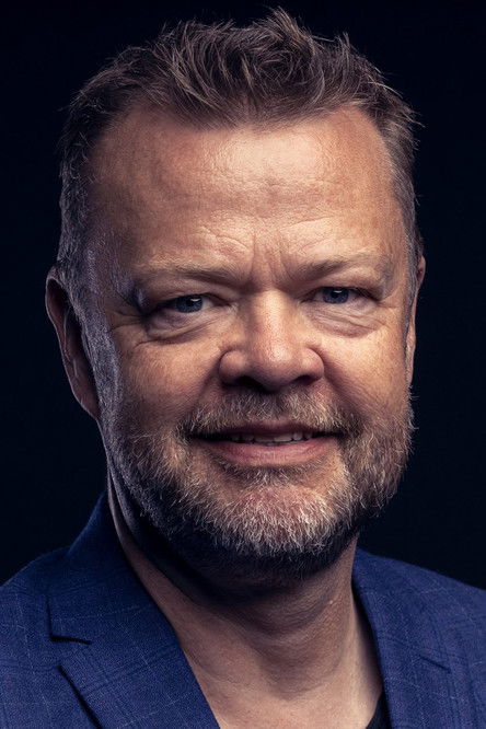 Carsten Bang as Politimand