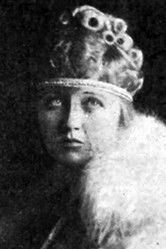 Beatrice Van as Elinor Craig