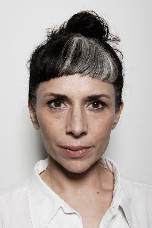 Caroline Gay as La propriétaire