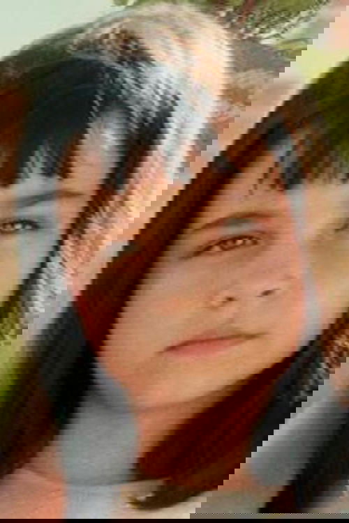 Alessandra González as Elena