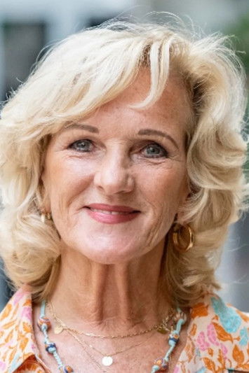 Tineke Schouten as Geest van het verleden
