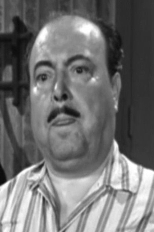 Juan Vázquez as Vendedor de trajes