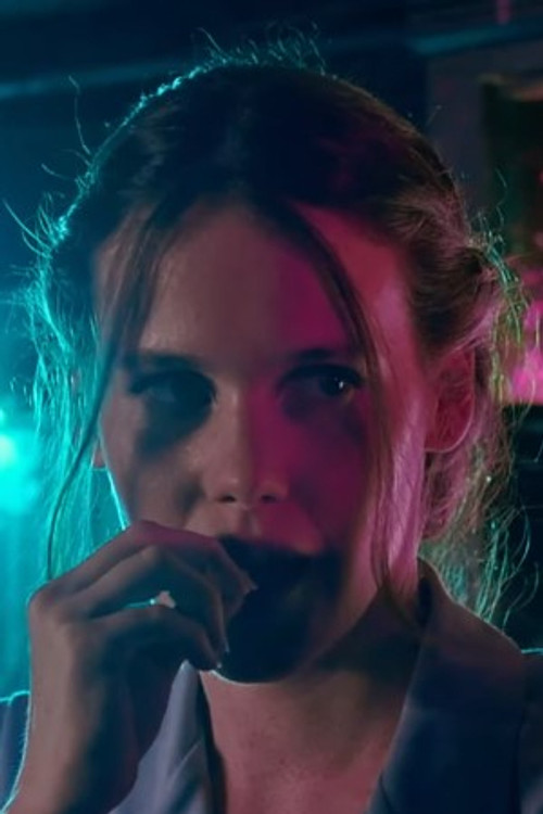 Sofía López as Mesera