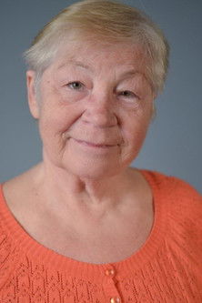 Lidiya Ilyina as Popovs' mother