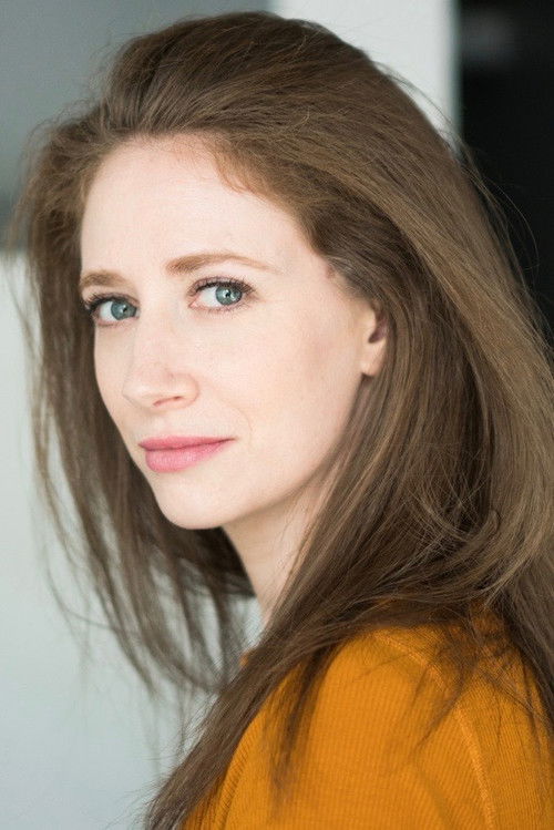 Albane Sophia Chateau as Sally / Amoureuse zombie #1 / Fille du roy