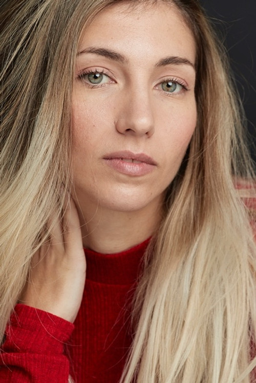 Isabel Morán as Presentadora Muerta