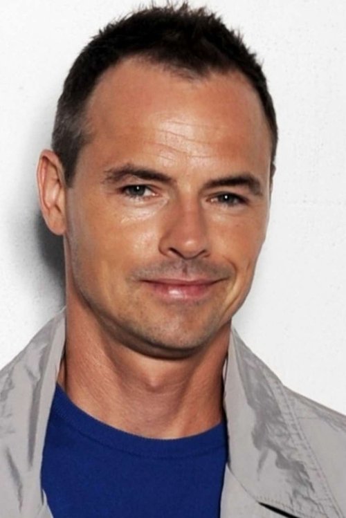 Waldemar Błaszczyk as oficer wydziału paszportowego