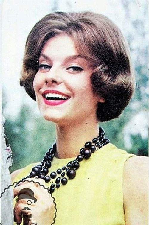 Elena Duque as Marta, novia de Juan