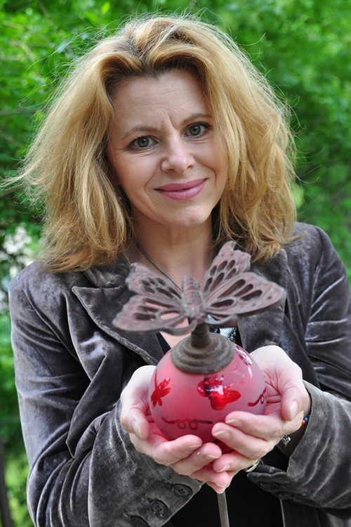 Julia Müller as Edit