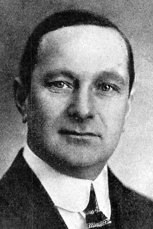 Torre Cederborg as Retainer