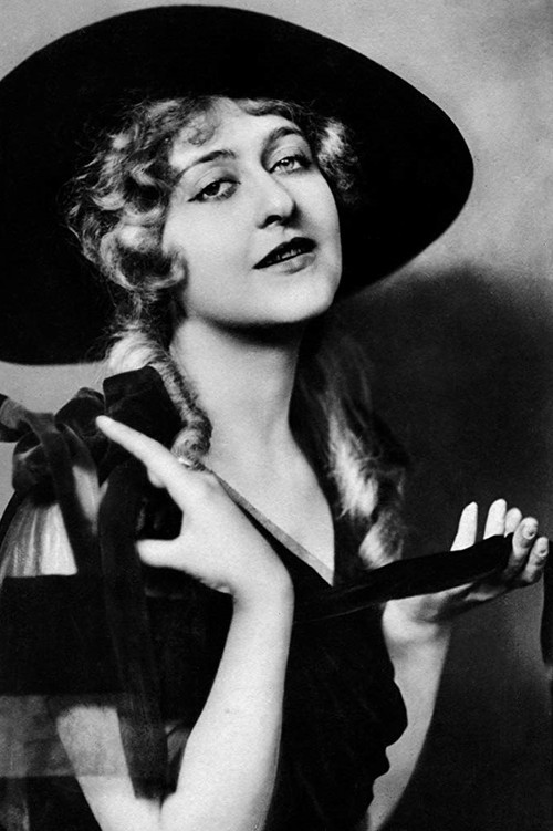 Alice Hechy as Ehefrau