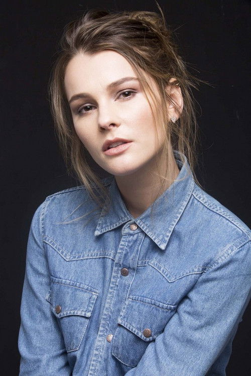 Karina Brunel as Letícia