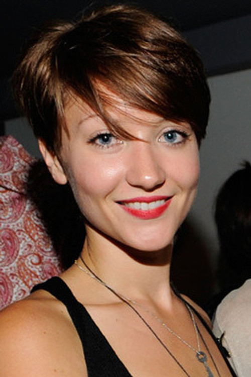 Gretchen Lodge as Dory