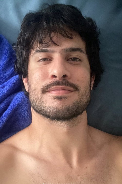 Caio Capilé as João