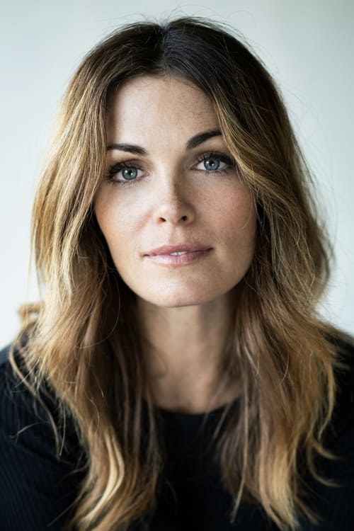 Kate French as Anna Parker