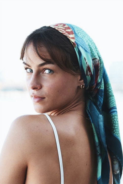 Cécile Molina as Julie