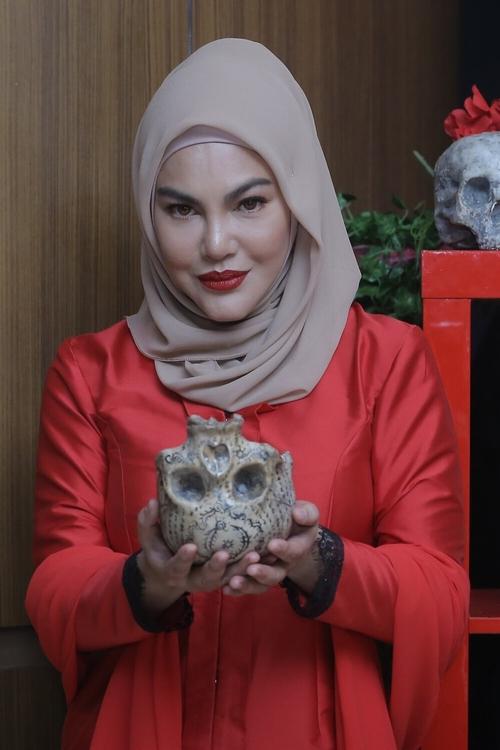 Umie Aida as Ibu Yani