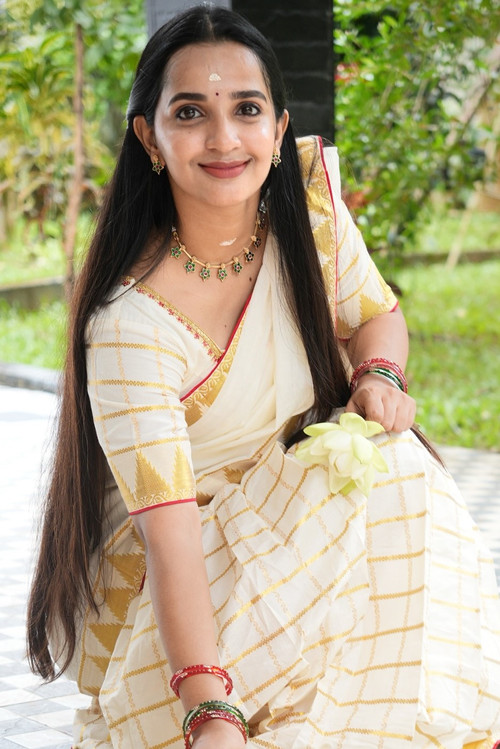 Malavika Krishnadas as Shruthi
