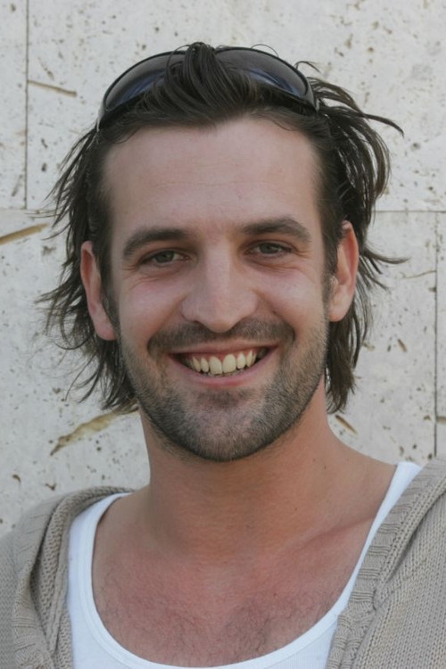 Krisztián Kolovratnik as Gordon Zsigmond