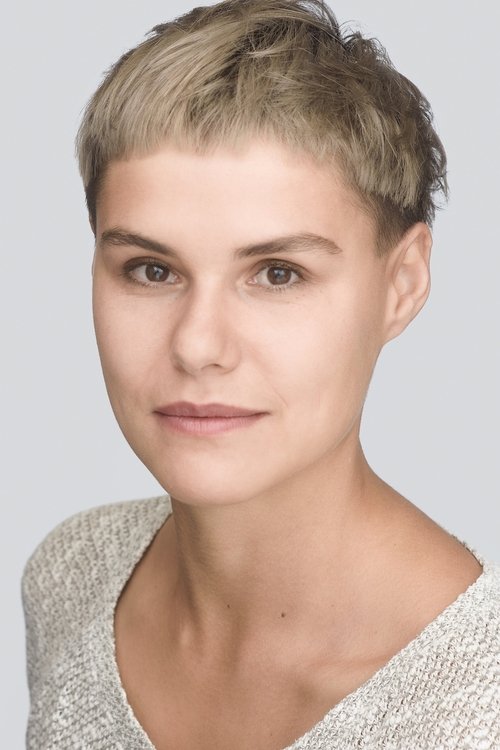 Kinga Ötvös as Patricia