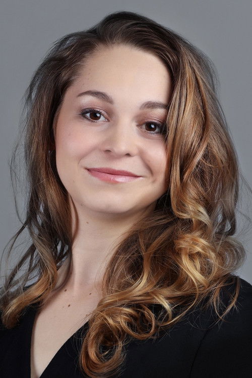 Kövesi Csenge as Kíra