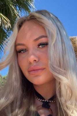 Demi Kersten as Self - Single