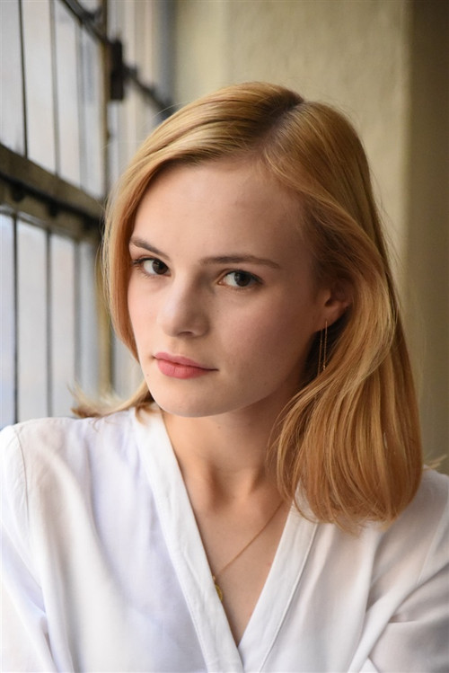 Salomé Desnoues as Pauline