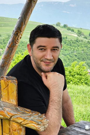 Garik Sephkhanyan as Ruben