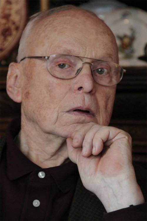 Hugo Niebeling as Narrator (voice)