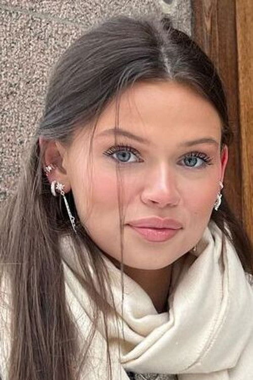 Maya den Engelse as Ella