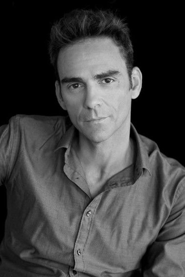 Hugo Bettencourt as Polícia bom