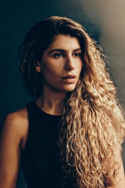 Shaniaz Hama Ali as Emine