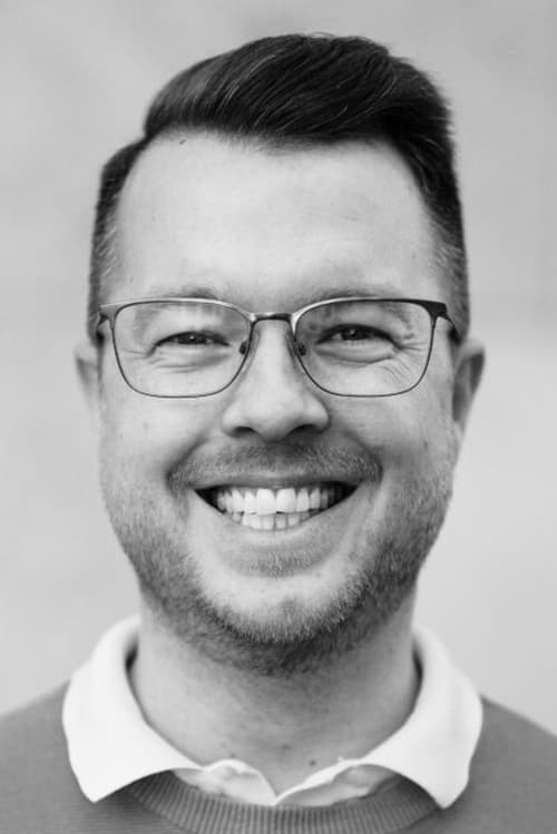 Julian Helmes as Young Angust