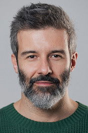 Gustavo Vaz as César