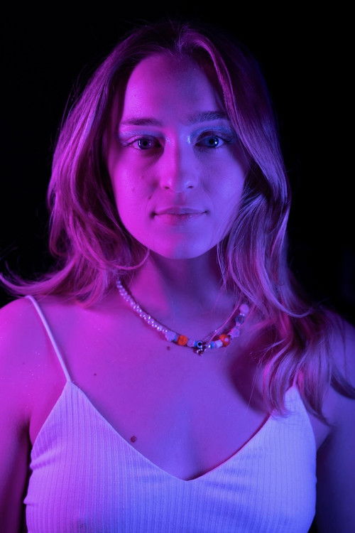 Jenna Szoke as Julia