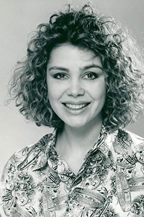 Sarah Maur Thorp as Lyn Belchor