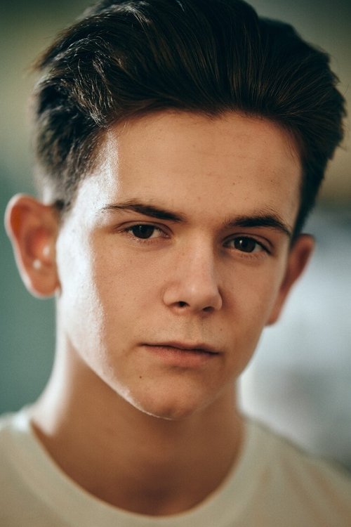 Oaklee Pendergast as Edward